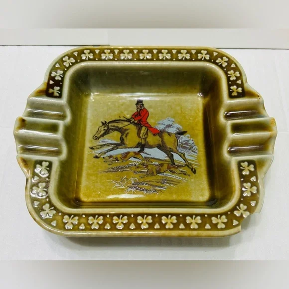 Vintage ashtray Wade Irish porcelain, made in Ireland. Has chips noted in photo - Picture 1 of 5